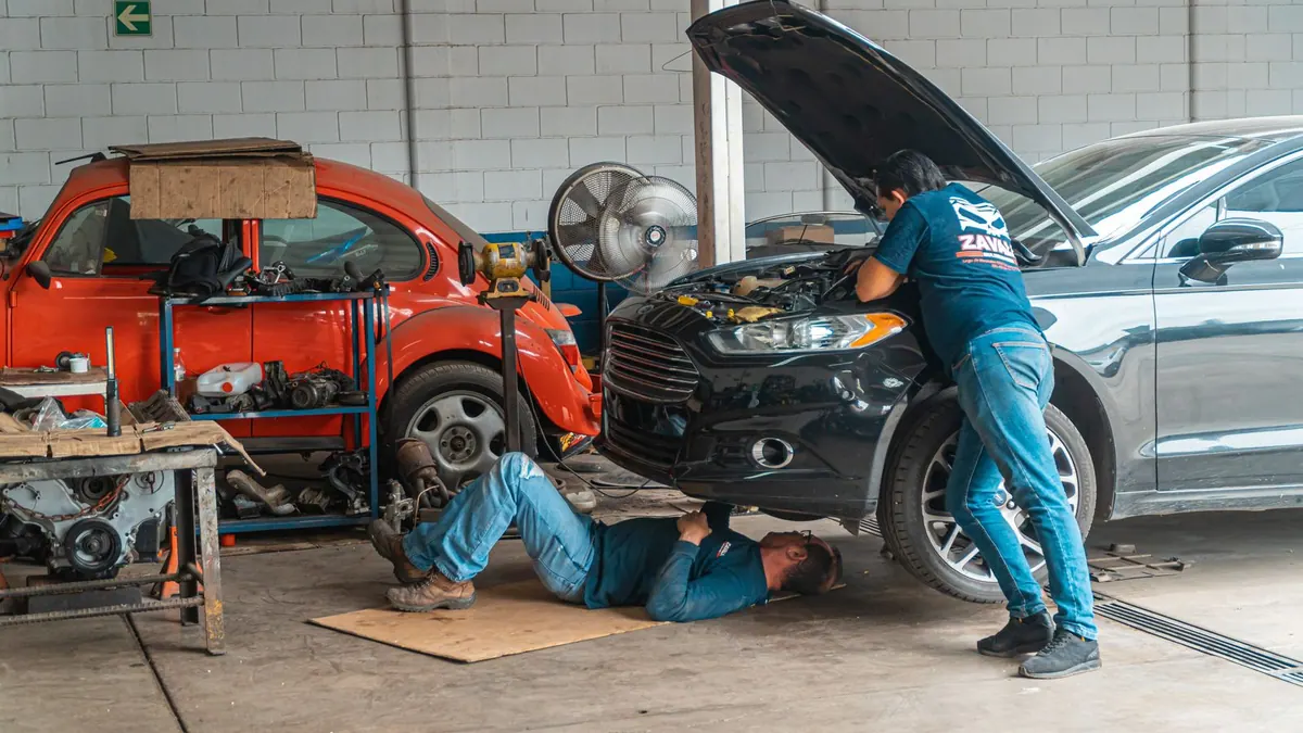 Mécaniciens au travail dans un atelier